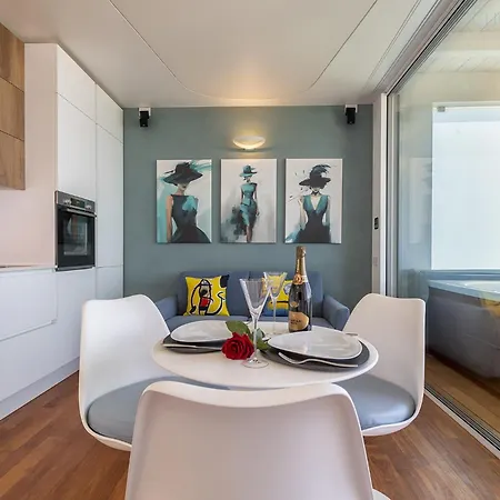 아파트 Amare Penthouse With Hot Tub Facing The Sea