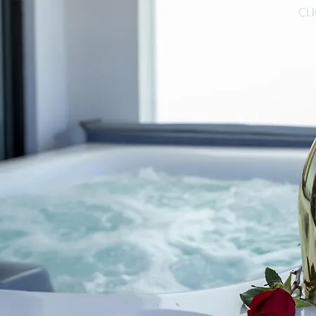 아파트 Amare Penthouse With Hot Tub Facing The Sea