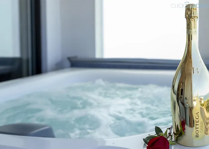Апартаменты Amare Penthouse With Hot Tub Facing The Sea